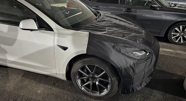 De bijgewerkte Tesla Model 3 uit 2024 is gespot tijdens tests op de Californische wegen: